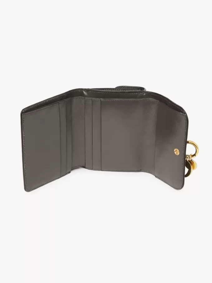 Pequeño cuaderno tríptico con alfabeto en piel brillante Pequeño cuaderno tríptico con alfabeto en piel brillante