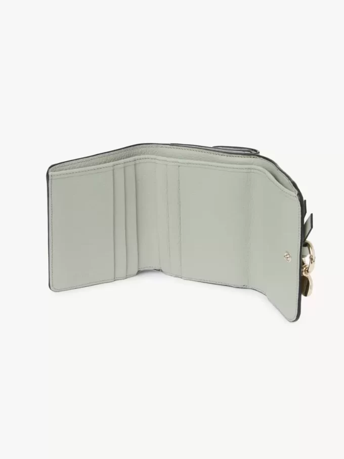 Pequeño cuaderno tríptico con alfabeto en piel granulada Pequeño cuaderno tríptico con alfabeto en piel granulada