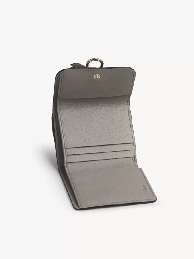 Pequeño cuaderno tríptico con alfabeto en piel granulada Pequeño cuaderno tríptico con alfabeto en piel granulada