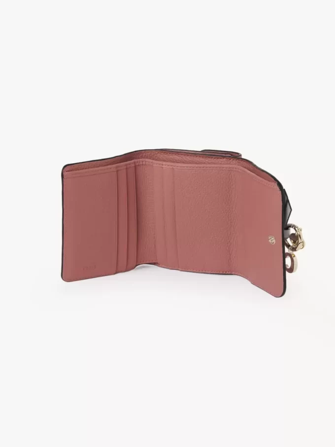 Pequeño cuaderno tríptico con alfabeto en piel granulada Pequeño cuaderno tríptico con alfabeto en piel granulada