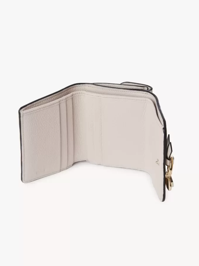 Pequeño cuaderno tríptico con alfabeto en piel granulada Pequeño cuaderno tríptico con alfabeto en piel granulada
