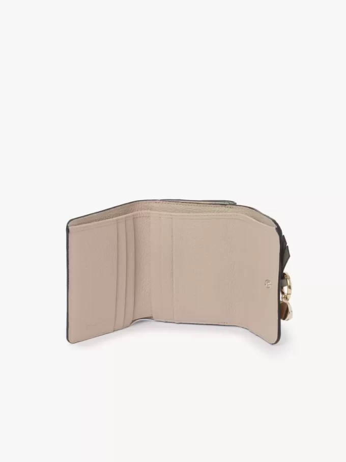 Pequeño cuaderno tríptico con alfabeto en piel granulada Pequeño cuaderno tríptico con alfabeto en piel granulada