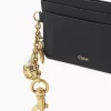 Tarjetero Chloé Charms en piel granulada