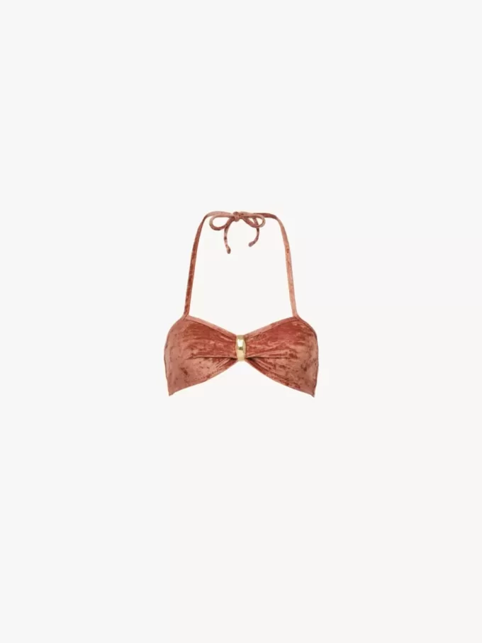 Top de bikini con detalles metálicos