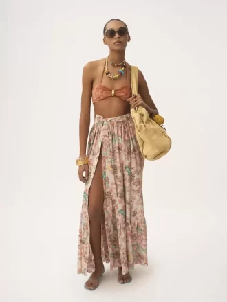 Top de bikini con detalles metálicos