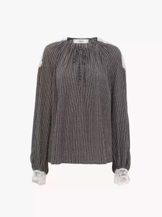 Top de cuello abierto en crepé de China y encaje