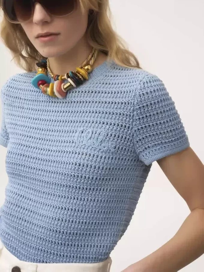 Top de cuello redondo con logotipo en punto de crochet de algodón Top de cuello redondo con logotipo en punto de crochet de algodón