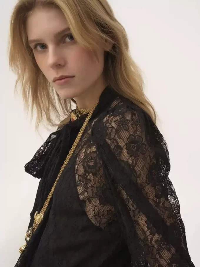 Top lavallière con mangas abullonadas en jacquard de encaje floral Top lavallière con mangas abullonadas en jacquard de encaje floral