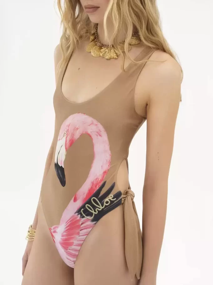Traje de baño de una pieza con cortes