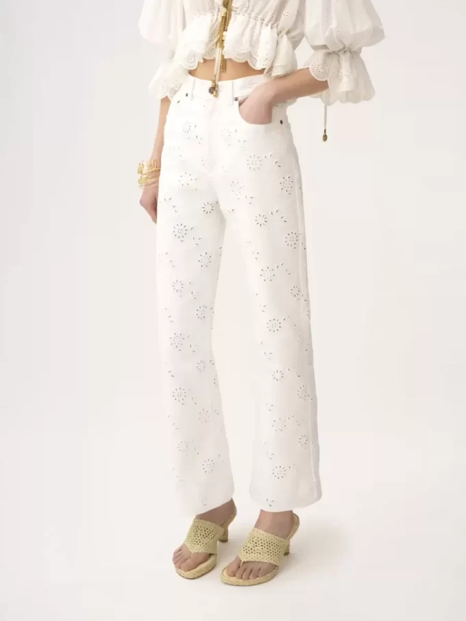 Vaqueros cropped bordados en denim