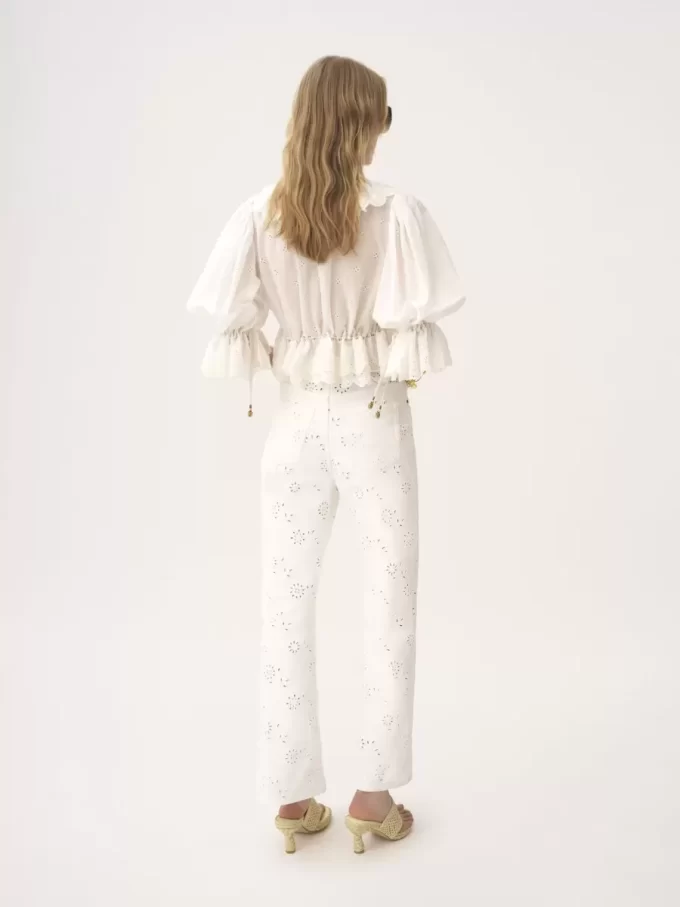 Vaqueros cropped bordados en denim