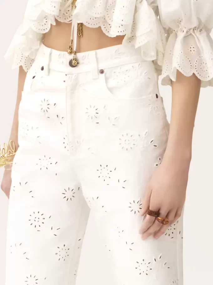 Vaqueros cropped bordados en denim