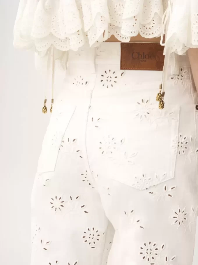 Vaqueros cropped bordados en denim