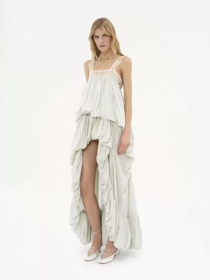 Vestido con volantes altos y bajos en habotai de seda y encaje Vestido con volantes altos y bajos en habotai de seda y encaje