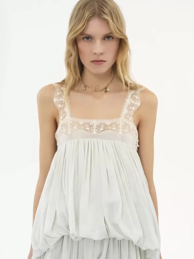 Vestido con volantes altos y bajos en habotai de seda y encaje Vestido con volantes altos y bajos en habotai de seda y encaje