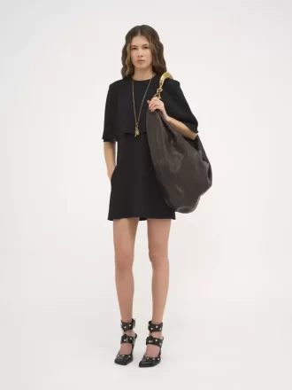 Vestido corto tipo capa en crepé de viscosa