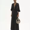 Vestido largo con escote en pico en crepé satinado Vestido largo con escote en pico en crepé satinado