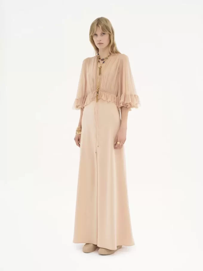 Vestido largo con escote en pico en crepé satinado Vestido largo con escote en pico en crepé satinado