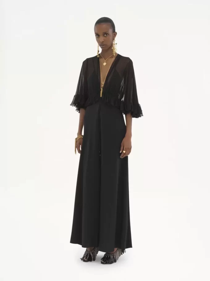 Vestido largo con escote en pico en crepé satinado Vestido largo con escote en pico en crepé satinado