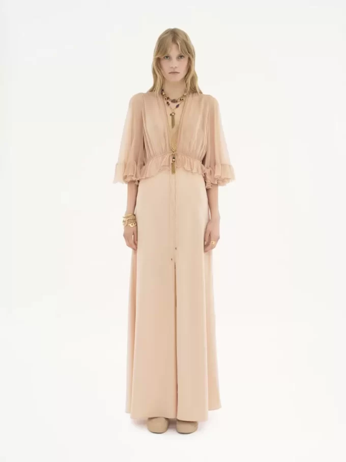 Vestido largo con escote en pico en crepé satinado Vestido largo con escote en pico en crepé satinado