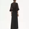 Vestido largo con escote en pico en crepé satinado Vestido largo con escote en pico en crepé satinado
