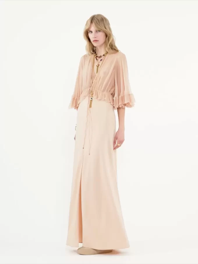 Vestido largo con escote en pico en crepé satinado Vestido largo con escote en pico en crepé satinado