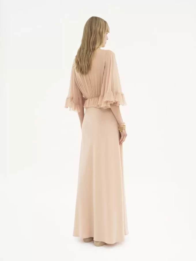 Vestido largo con escote en pico en crepé satinado Vestido largo con escote en pico en crepé satinado