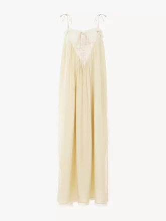 Vestido largo con volantes en habotai de seda y encaje