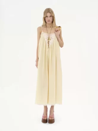 Vestido largo con volantes en habotai de seda y encaje