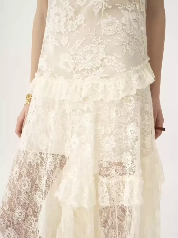 Vestido largo de tirantes finos en encaje bordado
