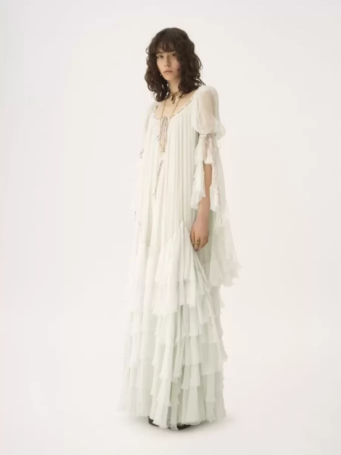 Vestido largo oversize con volantes en muselina de seda