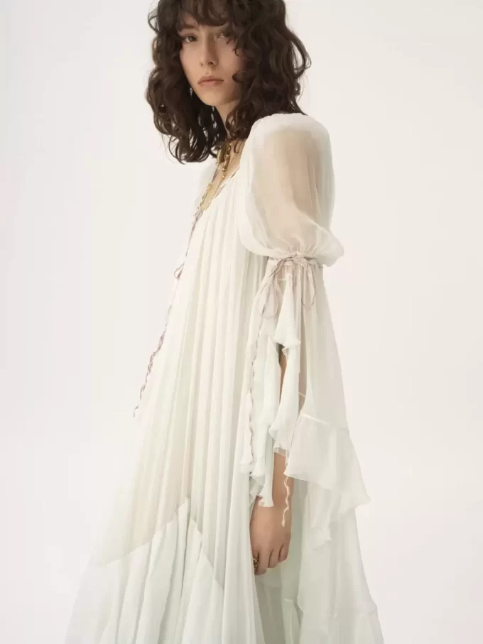 Vestido largo oversize con volantes en muselina de seda