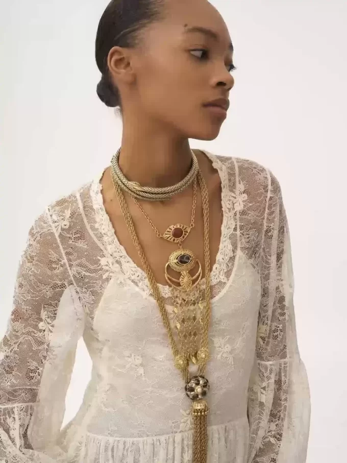 Vestido mini de escote redondo en encaje bordado